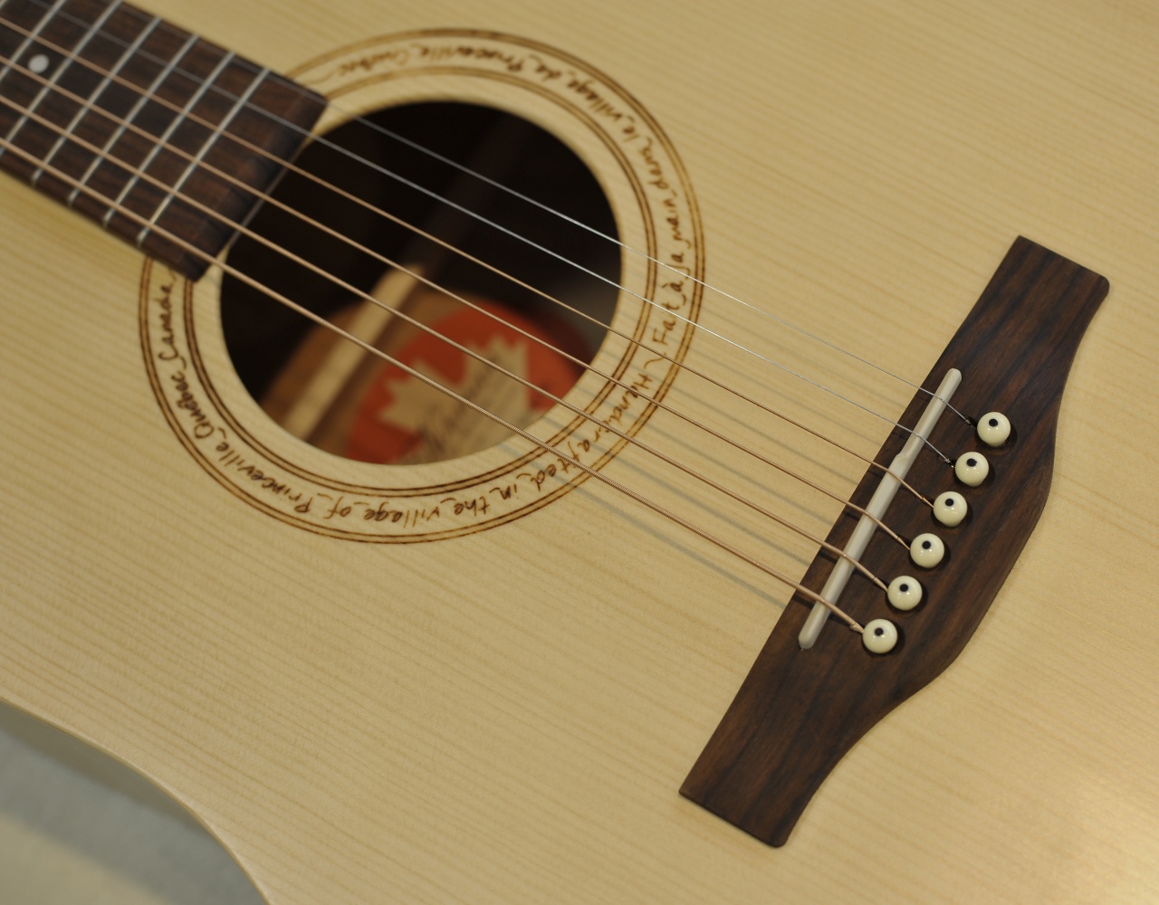 Способ крепления струн у акустической гитары
